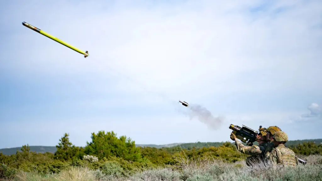 Militar estadounidense con un misil portátil Stinger Militar estadounidense con un misil portátil Stinger