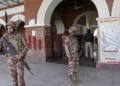 Soldados paramilitares vigilan una estación ferroviaria en el distrito de Sibi, en Baluchistán, Pakistán, el 12 de marzo de 2025, durante una operación de seguridad contra militantes tras el secuestro de un tren de pasajeros.