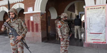 Soldados paramilitares vigilan una estación ferroviaria en el distrito de Sibi, en Baluchistán, Pakistán, el 12 de marzo de 2025, durante una operación de seguridad contra militantes tras el secuestro de un tren de pasajeros.