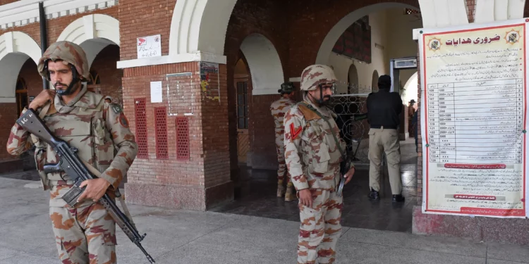 Soldados paramilitares vigilan una estación ferroviaria en el distrito de Sibi, en Baluchistán, Pakistán, el 12 de marzo de 2025, durante una operación de seguridad contra militantes tras el secuestro de un tren de pasajeros.