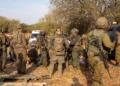 Soldados de las FDI en el lugar de la explosión de una munición atribuida a Hezbolá durante una excursión escolar en Ramim, norte de Israel, el 12 de octubre de 2026.