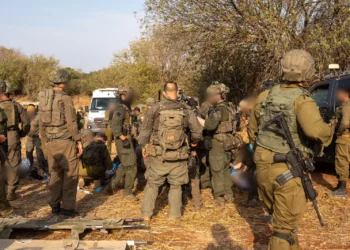 Soldados de las FDI en el lugar de la explosión de una munición atribuida a Hezbolá durante una excursión escolar en Ramim, norte de Israel, el 12 de octubre de 2026.