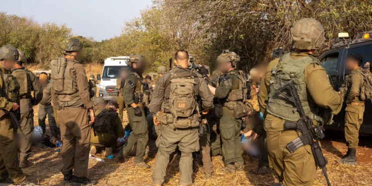 Soldados de las FDI en el lugar de la explosión de una munición atribuida a Hezbolá durante una excursión escolar en Ramim, norte de Israel, el 12 de octubre de 2026.