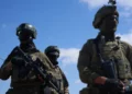 Soldados de las FDI ocupan una posición militar con vista a la Línea Amarilla en el centro de la Franja de Gaza, 26 de mayo de 2026.