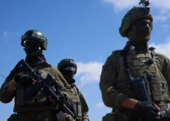 Soldados de las FDI ocupan una posición militar con vista a la Línea Amarilla en el centro de la Franja de Gaza, 26 de mayo de 2026.