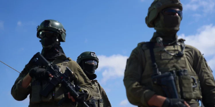 Soldados de las FDI ocupan una posición militar con vista a la Línea Amarilla en el centro de la Franja de Gaza, 26 de mayo de 2026.