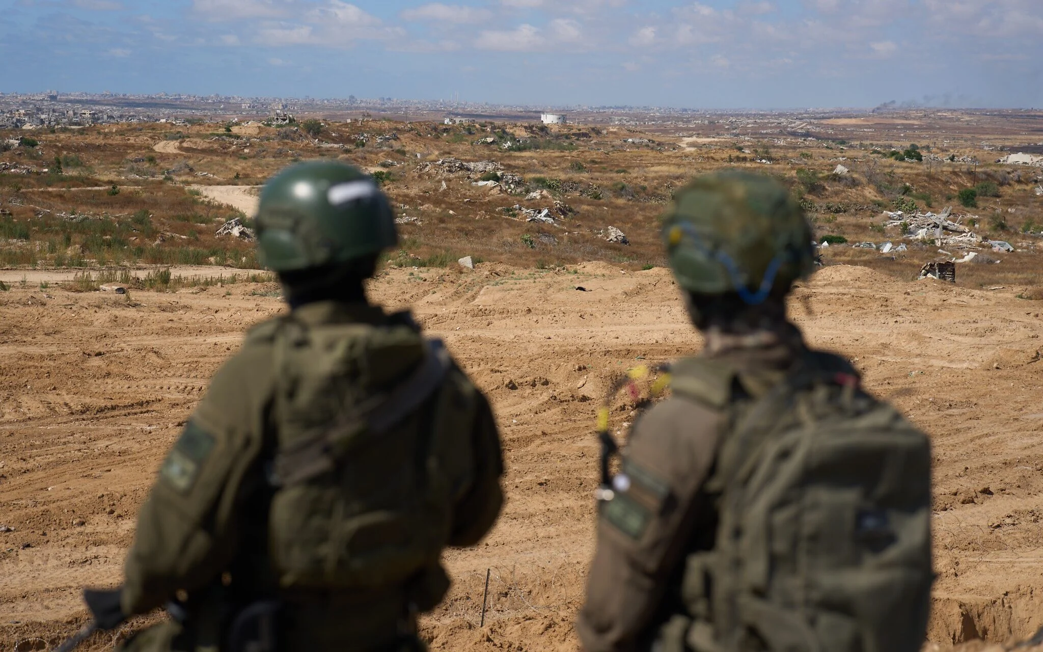 Soldados israelíes en una posición militar frente a la Línea Amarilla, en el centro de Gaza