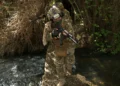 Soldados del ejército sirio patrullan la frontera entre Siria y Líbano, en la zona rural de Al Qusayr, el 1 de abril de 2026.