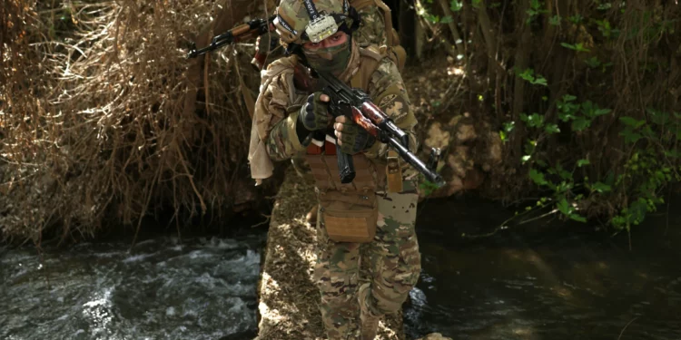 Soldados del ejército sirio patrullan la frontera entre Siria y Líbano, en la zona rural de Al Qusayr, el 1 de abril de 2026.