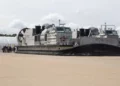 El Ship-to-Shore Connector de la clase LCAC 100 es el aerodeslizador anfibio de nueva generación de la Marina de EE. UU. y puede transportar 74 toneladas de personal, vehículos y suministros.