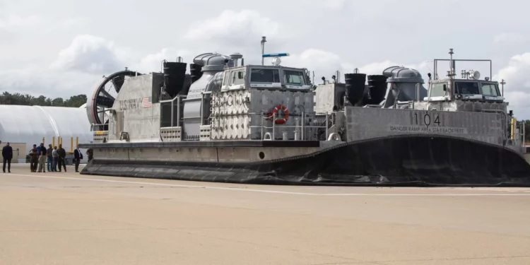 El Ship-to-Shore Connector de la clase LCAC 100 es el aerodeslizador anfibio de nueva generación de la Marina de EE. UU. y puede transportar 74 toneladas de personal, vehículos y suministros.