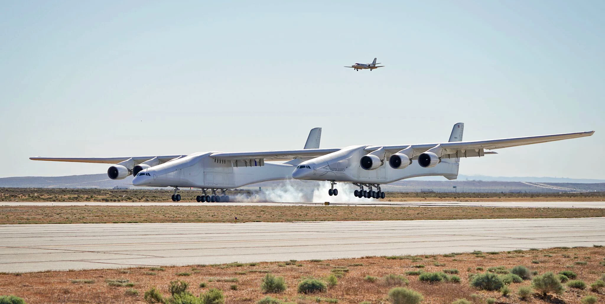 Aeronave de Stratolaunch tras aterrizar después de su primer vuelo de prueba