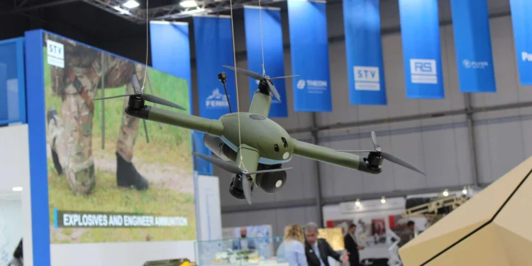 Dron FPV-NG de STV Group presentado en Praga, diseñado para misiones de ataque, reconocimiento y guerra electrónica.