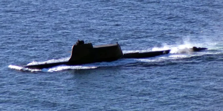El submarino Hero Kim Kun Ok de Corea del Norte aparece en el mar durante una serie de pruebas de misiles de crucero. No se ha confirmado que el buque efectuara los lanzamientos.