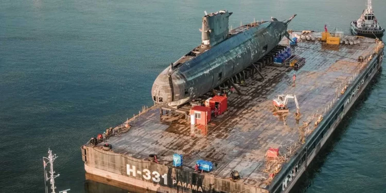 Submarino Walrus de la Armada neerlandesa durante su traslado para desguace en octubre de 2026.