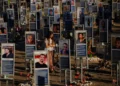 Personas conmemoran el tercer aniversario del ataque de Hamás del 7 de octubre de 2023 en el lugar del festival Nova, cerca del kibutz Reim, en el sur de Israel.