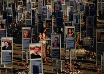 Personas conmemoran el tercer aniversario del ataque de Hamás del 7 de octubre de 2023 en el lugar del festival Nova, cerca del kibutz Reim, en el sur de Israel.