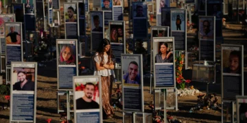 Personas conmemoran el tercer aniversario del ataque de Hamás del 7 de octubre de 2023 en el lugar del festival Nova, cerca del kibutz Reim, en el sur de Israel.