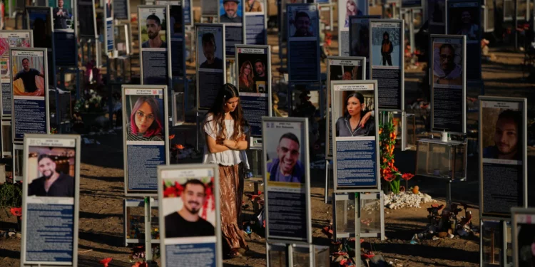 Personas conmemoran el tercer aniversario del ataque de Hamás del 7 de octubre de 2023 en el lugar del festival Nova, cerca del kibutz Reim, en el sur de Israel.
