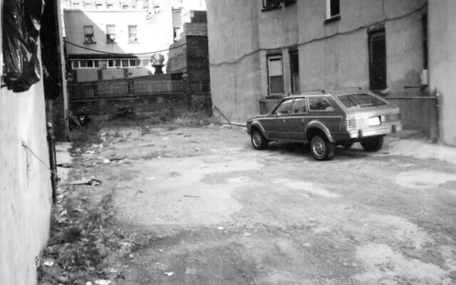 Terreno de Allen Street antes de la excavación que descubrió un mikveh en 2001.