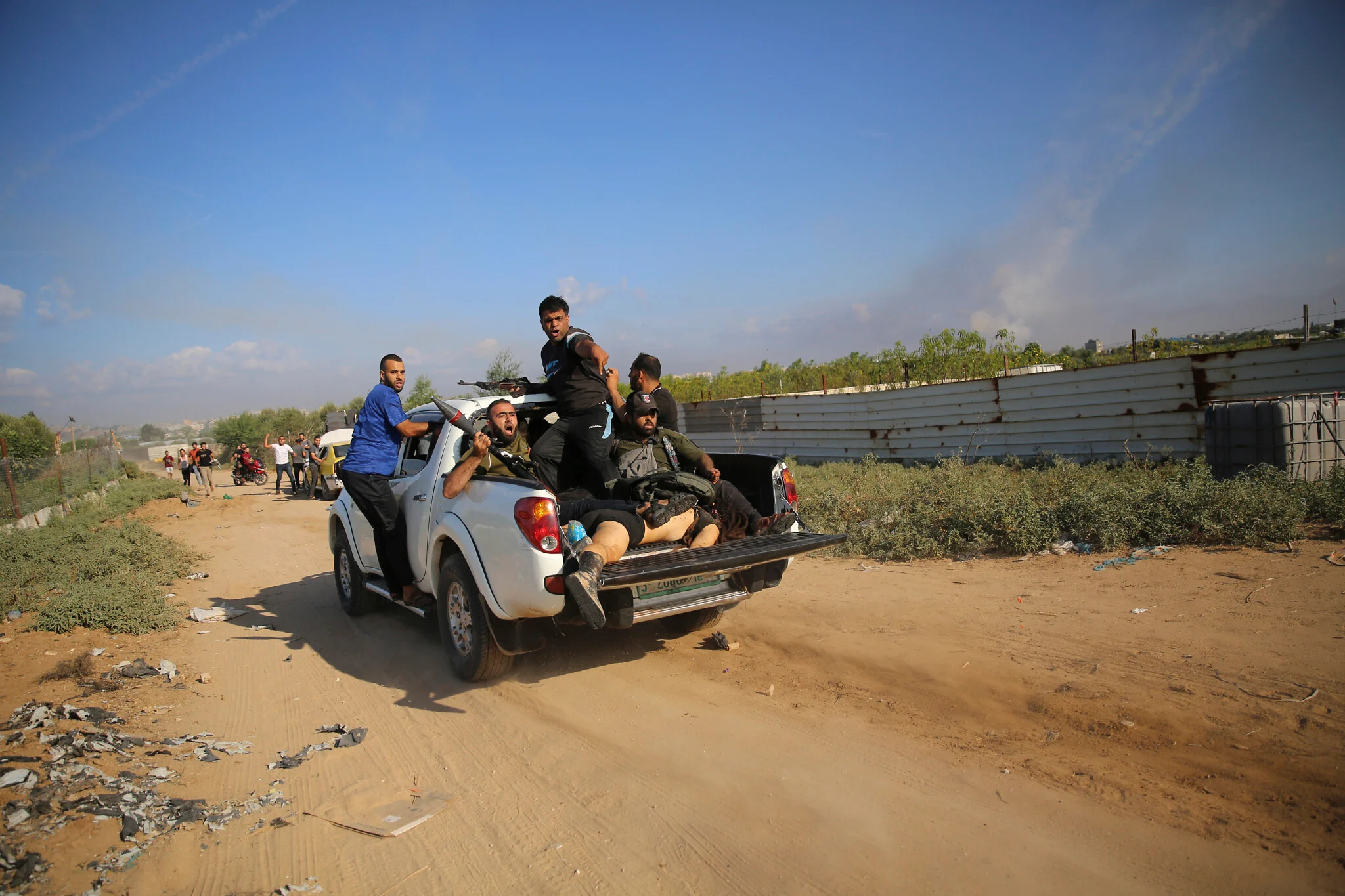 Traslado del cuerpo de Shani Louk el 7 de octubre de 2023 Terroristas palestinos trasladan en una camioneta lo que se cree que es el cuerpo de Shani Louk, el 7 de octubre de 2023.