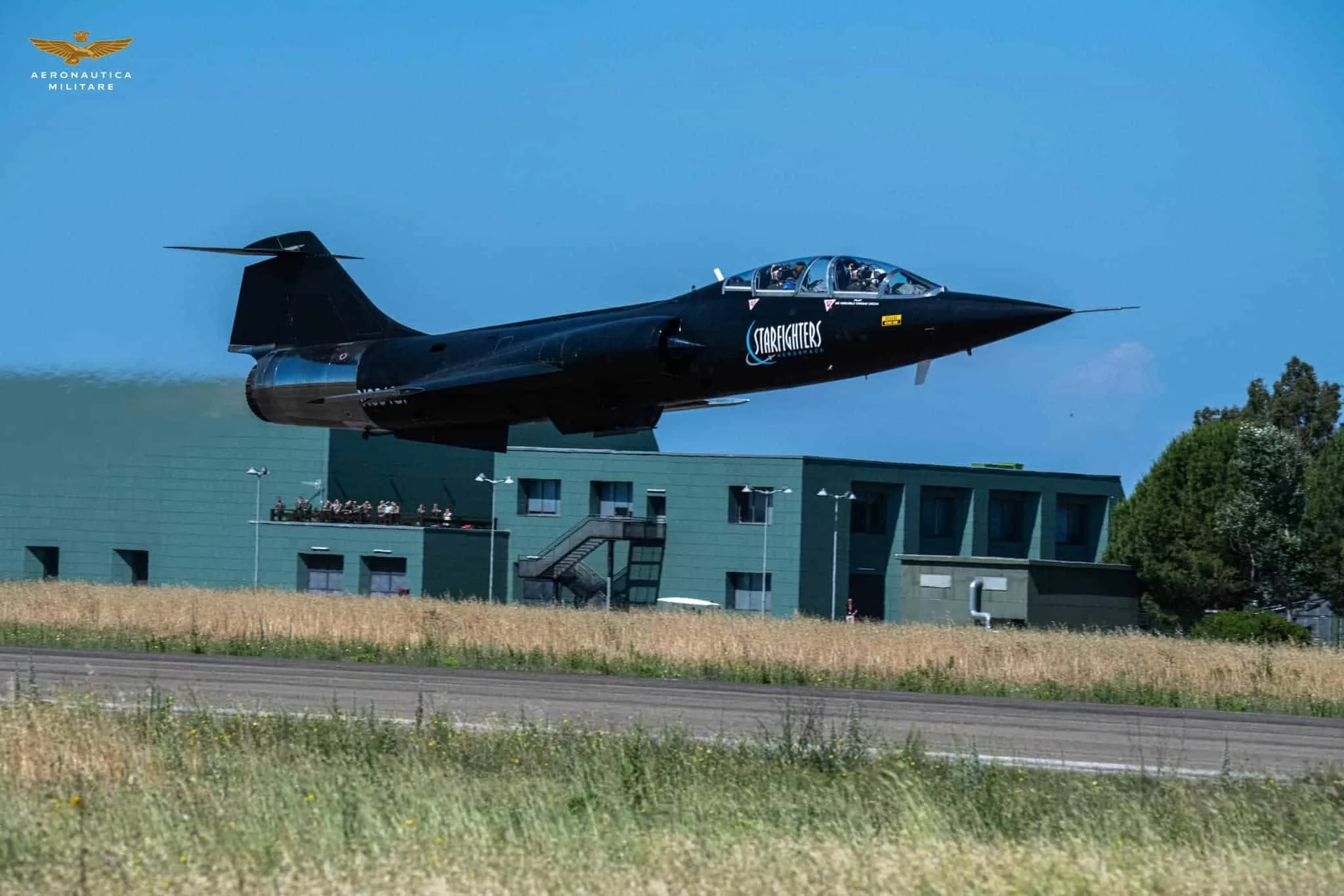 TF-104G de Starfighters despegando de la base aérea de Grosseto, Italia, en 2023