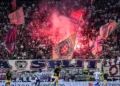 Aficionados de la Torcida del Hajduk Split encienden artefactos pirotécnicos durante el partido contra el Ajax en Split, Croacia, el 15 de octubre de 2026.