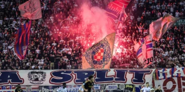 Aficionados de la Torcida del Hajduk Split encienden artefactos pirotécnicos durante el partido contra el Ajax en Split, Croacia, el 15 de octubre de 2026.