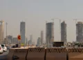 Vehículos circulan frente a los rascacielos de Riad, Arabia Saudita, el 11 de octubre de 2026.