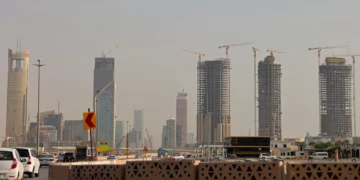 Vehículos circulan frente a los rascacielos de Riad, Arabia Saudita, el 11 de octubre de 2026.