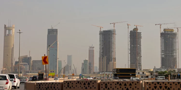 Vehículos circulan frente a los rascacielos de Riad, Arabia Saudita, el 11 de octubre de 2026.