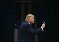 Donald Trump saluda con un gesto al público tras intervenir en un mitin electoral en Fort Myers, Florida, el 23 de octubre de 2026.