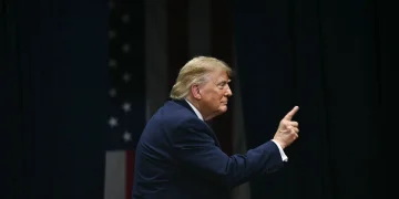 Donald Trump saluda con un gesto al público tras intervenir en un mitin electoral en Fort Myers, Florida, el 23 de octubre de 2026.