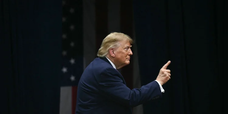 Donald Trump saluda con un gesto al público tras intervenir en un mitin electoral en Fort Myers, Florida, el 23 de octubre de 2026.