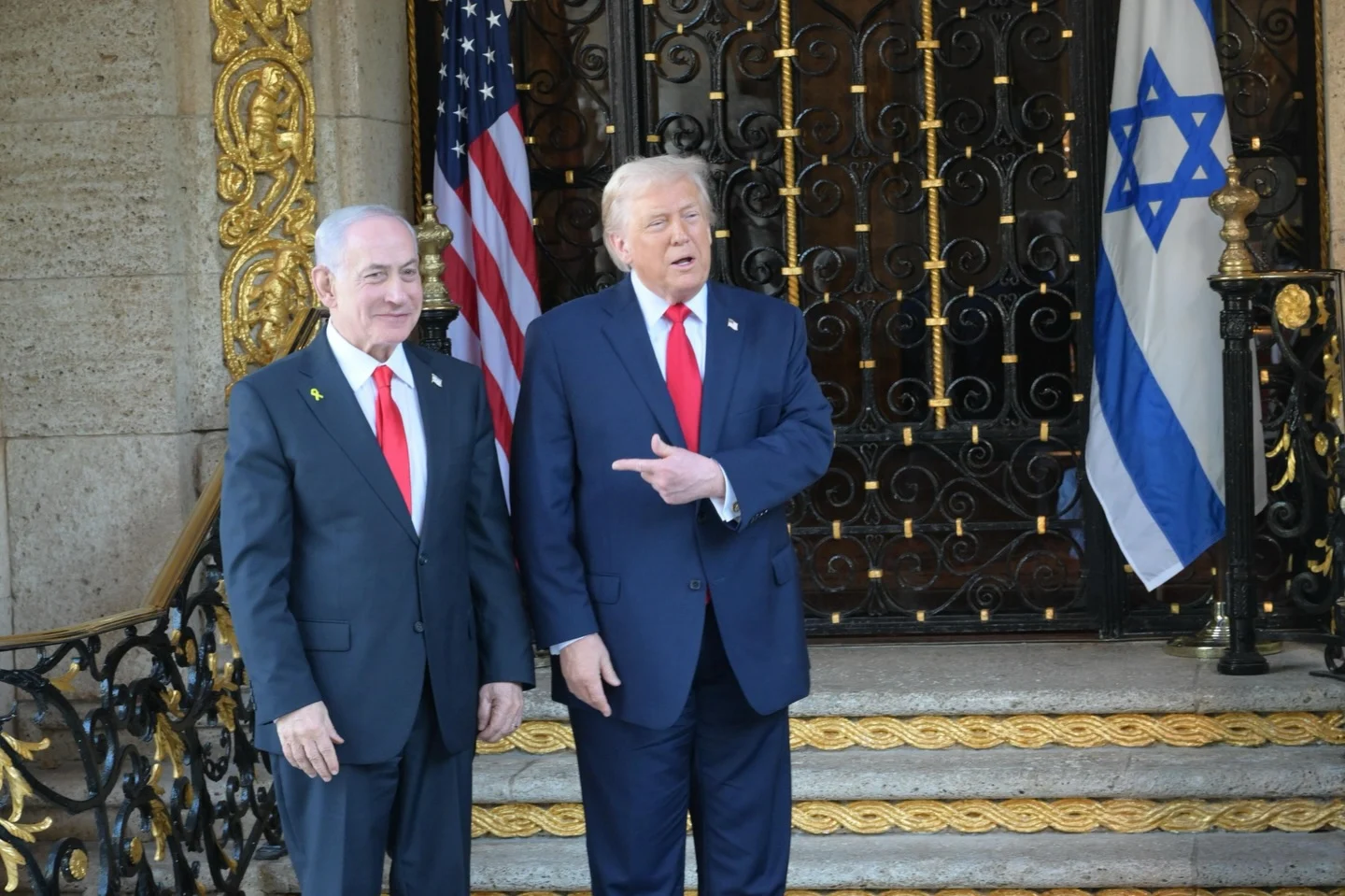 Trump y Netanyahu en Mar-a-Lago Donald Trump y Benjamín Netanyahu entran en la residencia de Mar-a-Lago, en una fotografía de archivo