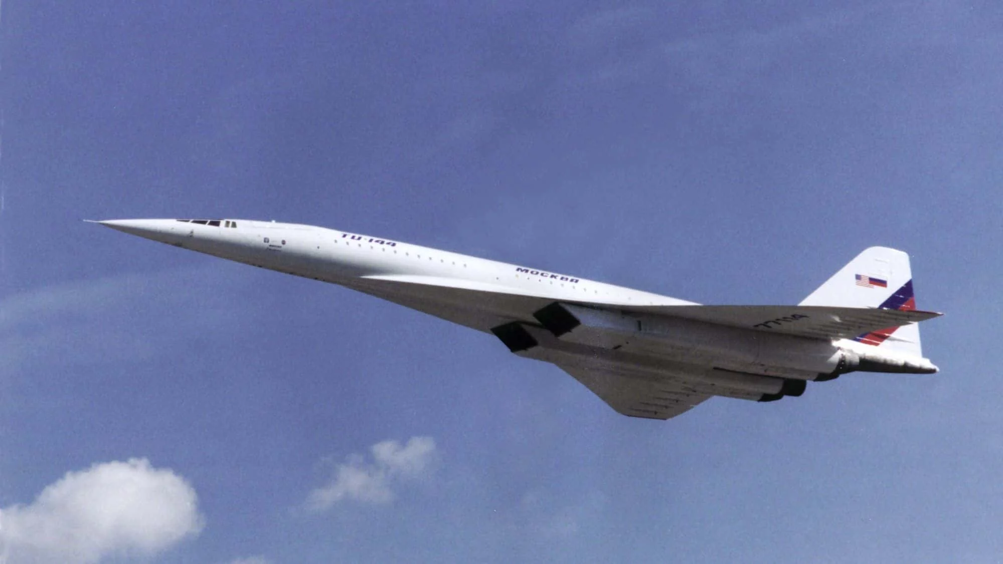 Tu-144LL durante un vuelo de investigación en 1998 Tu-144LL durante un vuelo de investigación sobre Zhukovsky en septiembre de 1998
