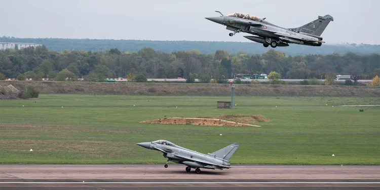 Un Typhoon de la RAF y un Rafale B francés en la base aérea de Saint-Dizier