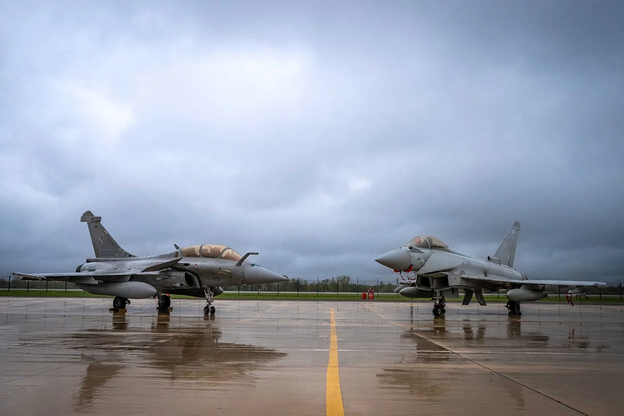 Un Typhoon de la RAF junto a un Rafale B francés en la base aérea de Saint-Dizier