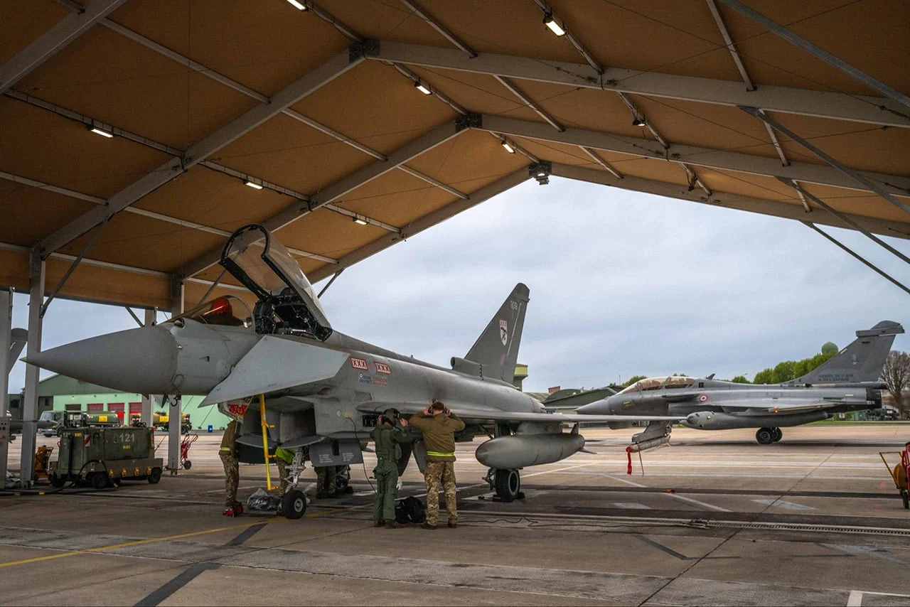 Un Typhoon de la RAF junto a un Rafale B francés en la base aérea de Saint-Dizier