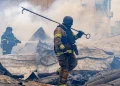 Personal de rescate trabaja en el techo de un edificio dañado tras un ataque aéreo ruso en Járkov, Ucrania, el 23 de octubre de 2026.