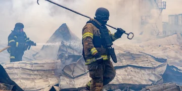 Personal de rescate trabaja en el techo de un edificio dañado tras un ataque aéreo ruso en Járkov, Ucrania, el 23 de octubre de 2026.