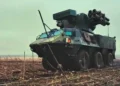 Sistema antiaéreo finlandés ItO 90M sobre el blindado Sisu XA-181 de seis ruedas.