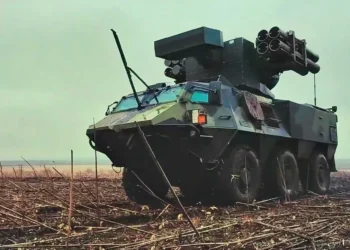 Sistema antiaéreo finlandés ItO 90M sobre el blindado Sisu XA-181 de seis ruedas.