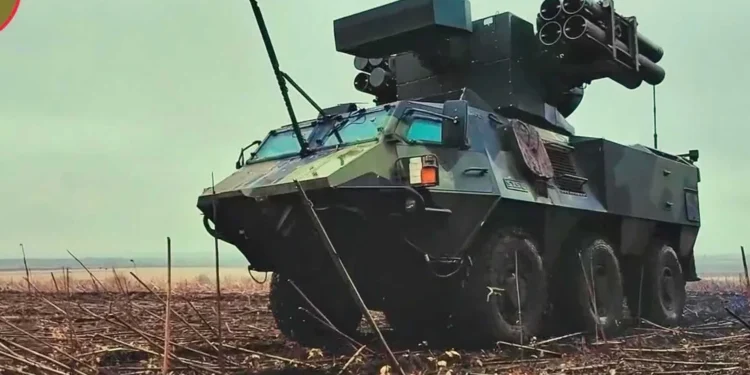 Sistema antiaéreo finlandés ItO 90M sobre el blindado Sisu XA-181 de seis ruedas.
