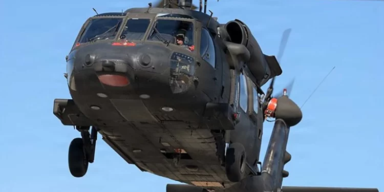 Helicóptero UH-60MX Black Hawk del Ejército de Estados Unidos adaptado para pruebas de vuelo autónomo con el sistema MATRIX.