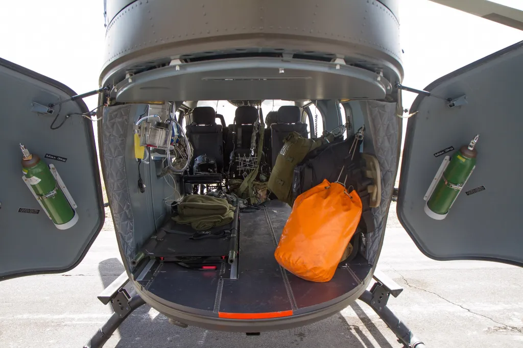 Vista de la parte trasera de un UH-72A en configuración de evacuación médica.