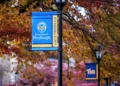 Banderolas en el campus de la Universidad de Pittsburgh entre árboles otoñales, el 10 de noviembre de 2025.