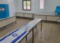 Urna electoral militar en la yeshivá jaredí Derech Chaim