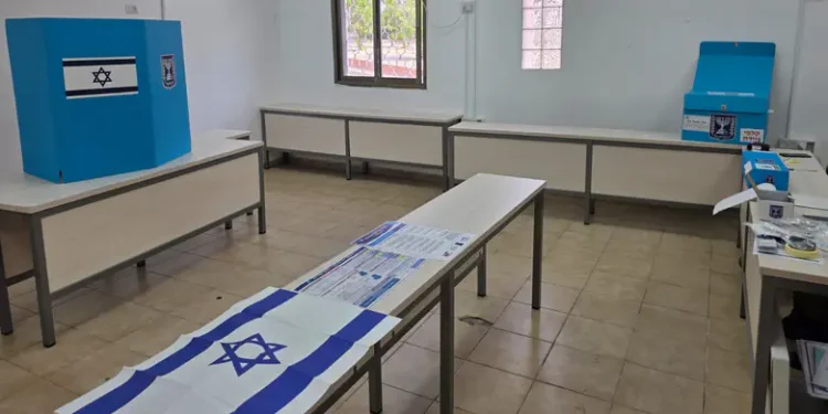 Urna electoral militar en la yeshivá jaredí Derech Chaim