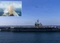 Portaaviones USS Abraham Lincoln y destructor USS Spruance durante el lanzamiento de un misil Tomahawk en la operación Epic Fury.